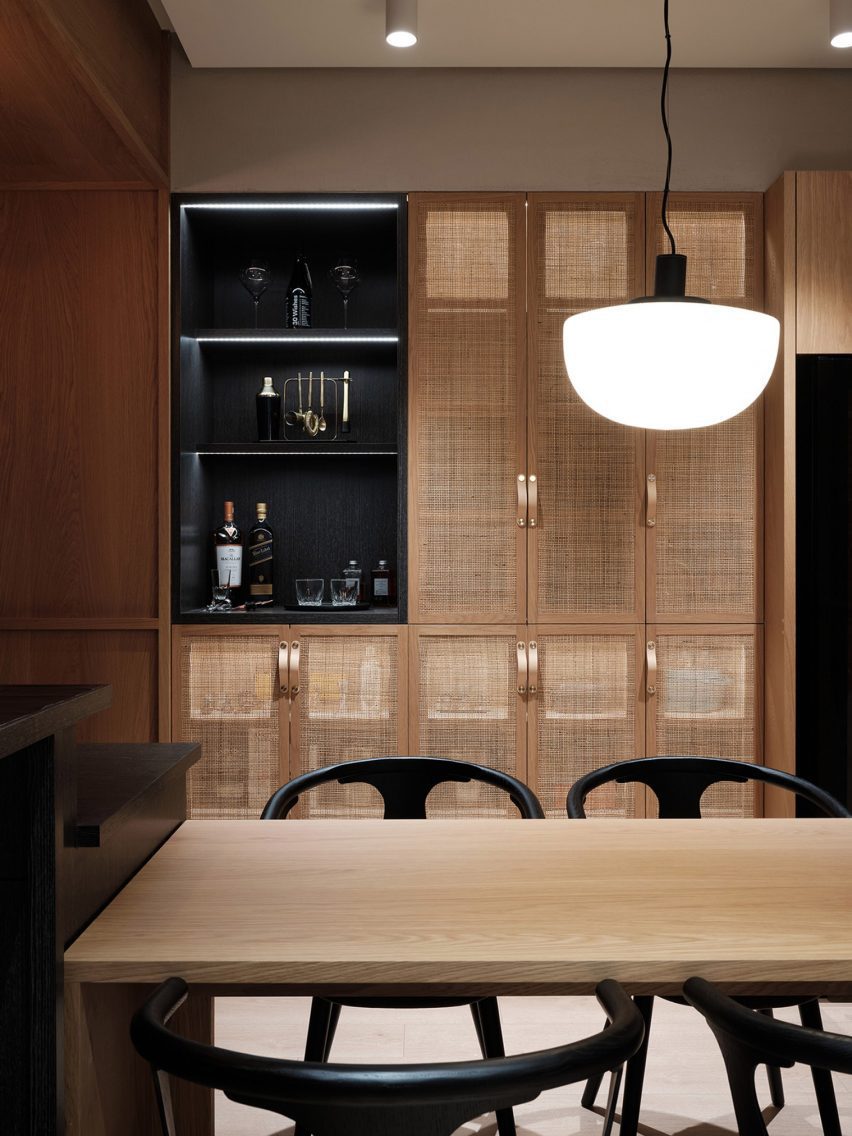 آشپزخانه ای با درهای چوب دستی در Residence W