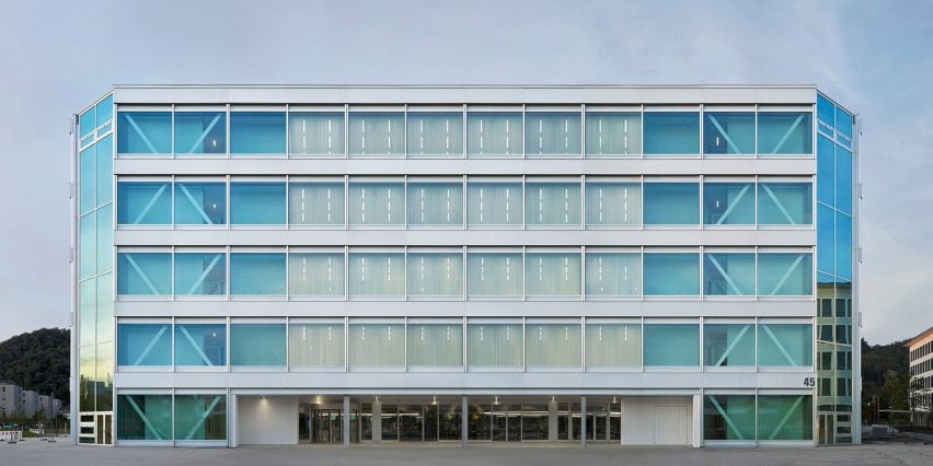 La fachada del Edificio del Área de Trabajo Multifuncional de Roche es el tercer edificio de Christ & Gantenbein