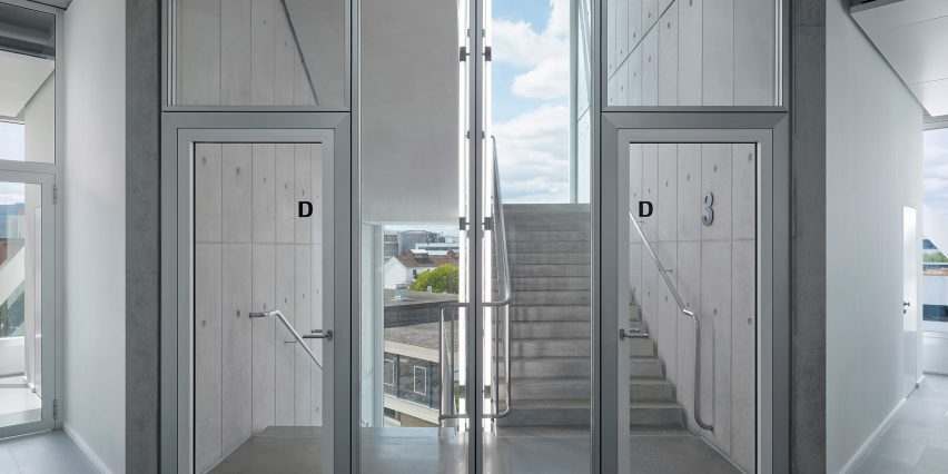 راه پله های گوشه ای ساختمان چند منظوره فضای کار ساختمان سومین ساختمان توسط Christ & Gantenbein است