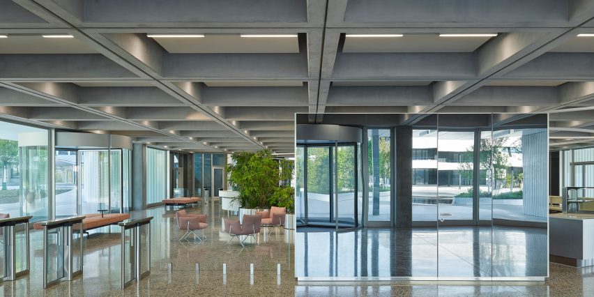 La recepción en la planta baja del Edificio del Área de Trabajo Multifuncional de Roche es el tercer edificio de Christ & Gantenbein