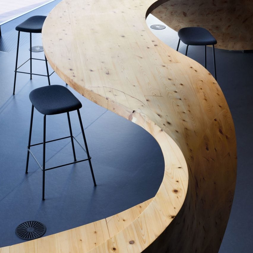 Furnitur kayu super di Pangea bekerja sama dengan Snøhetta untuk Garasi Digital