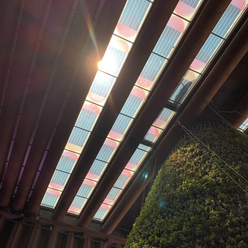 Panel surya oleh Marjane van Aubel di paviliun Biotope Belanda di Expo 2020 Dubai