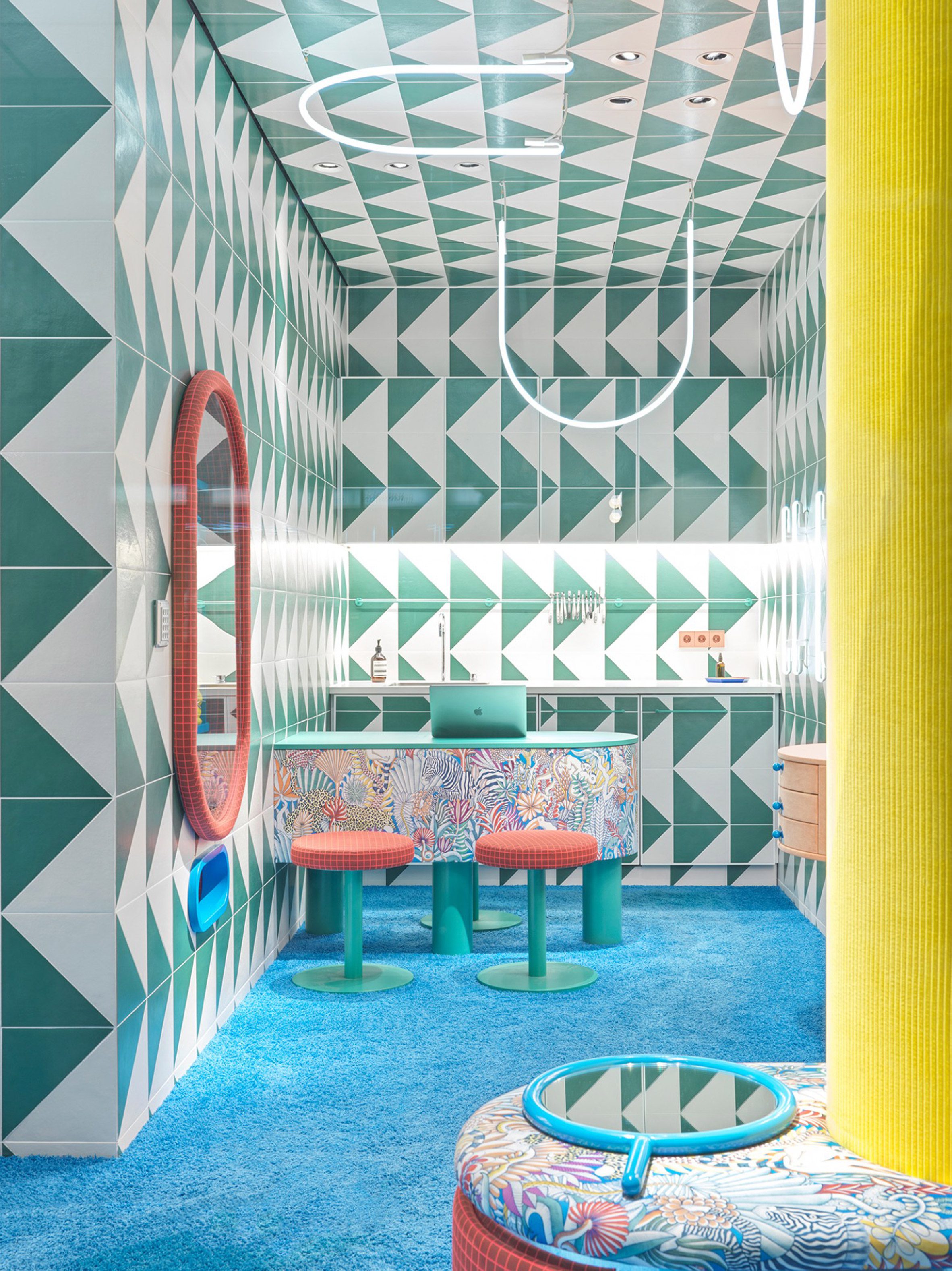 Furnitur berwarna kontras ditempatkan di seluruh toko kacamata Leidmann oleh Stephanie Thatenhorst 