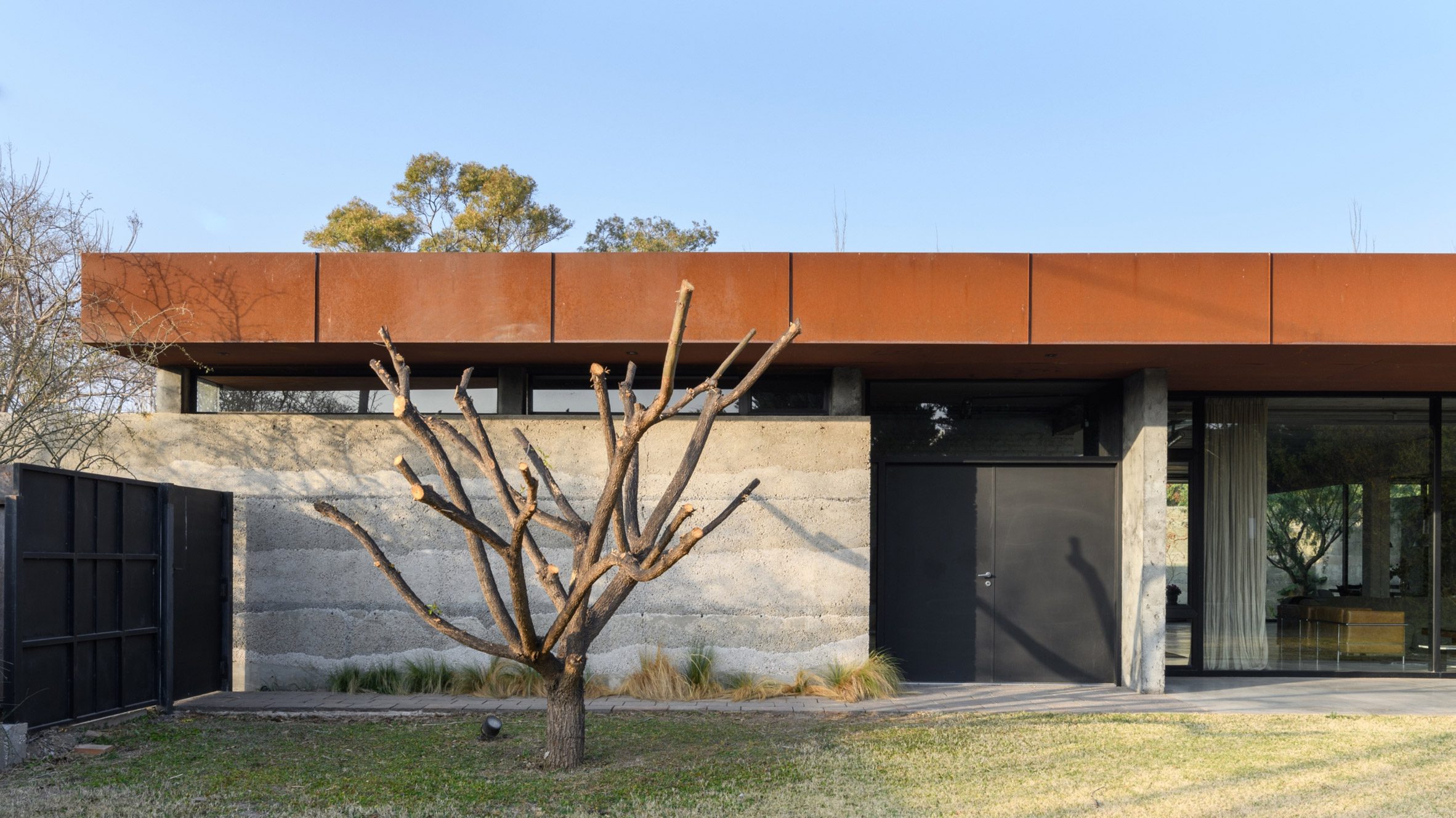 Concrete house by Roberto Benito Arquitecto