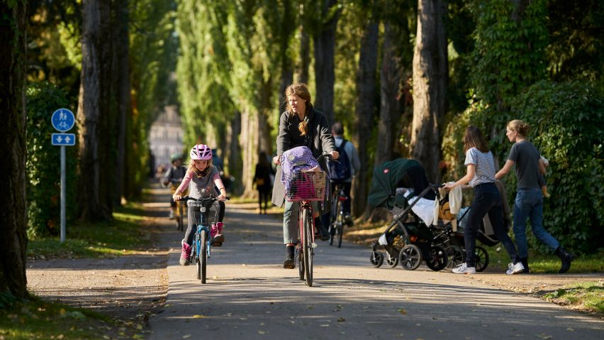 Велосипедисты в зеленом районе
