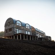 由专筑网yumi, vigo编译由Edward Rojas Arquitectos事务所设计的三个拱形体块形成了智利的偏远地区