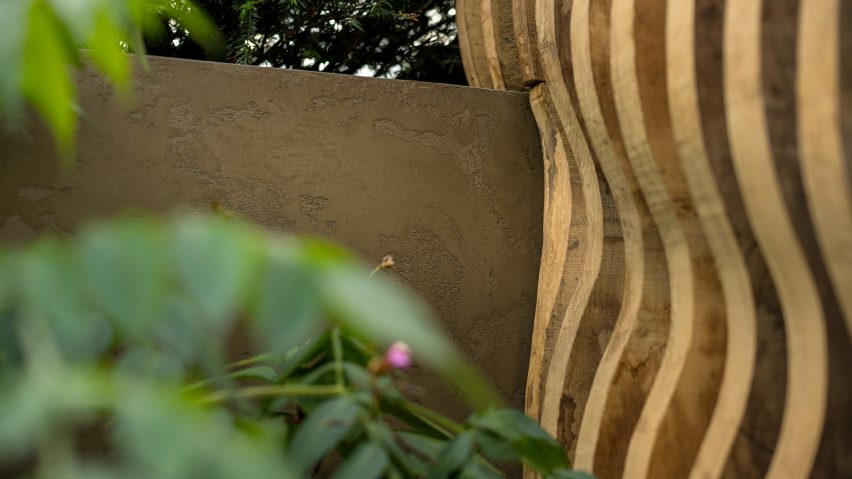Mantel lapis baja dan detail kayu di Chelsea Flower Show