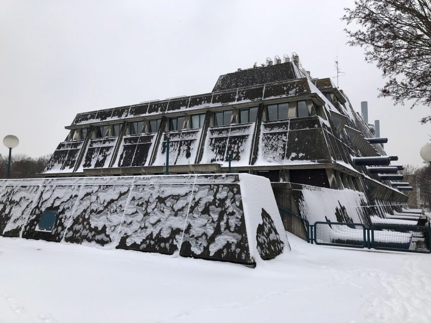Bangunan Musebunker tertutup salju