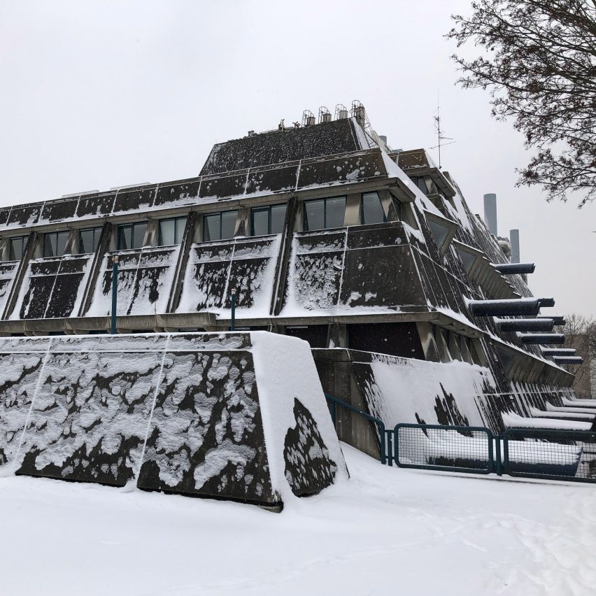 Здание Mäusebunker в снегу