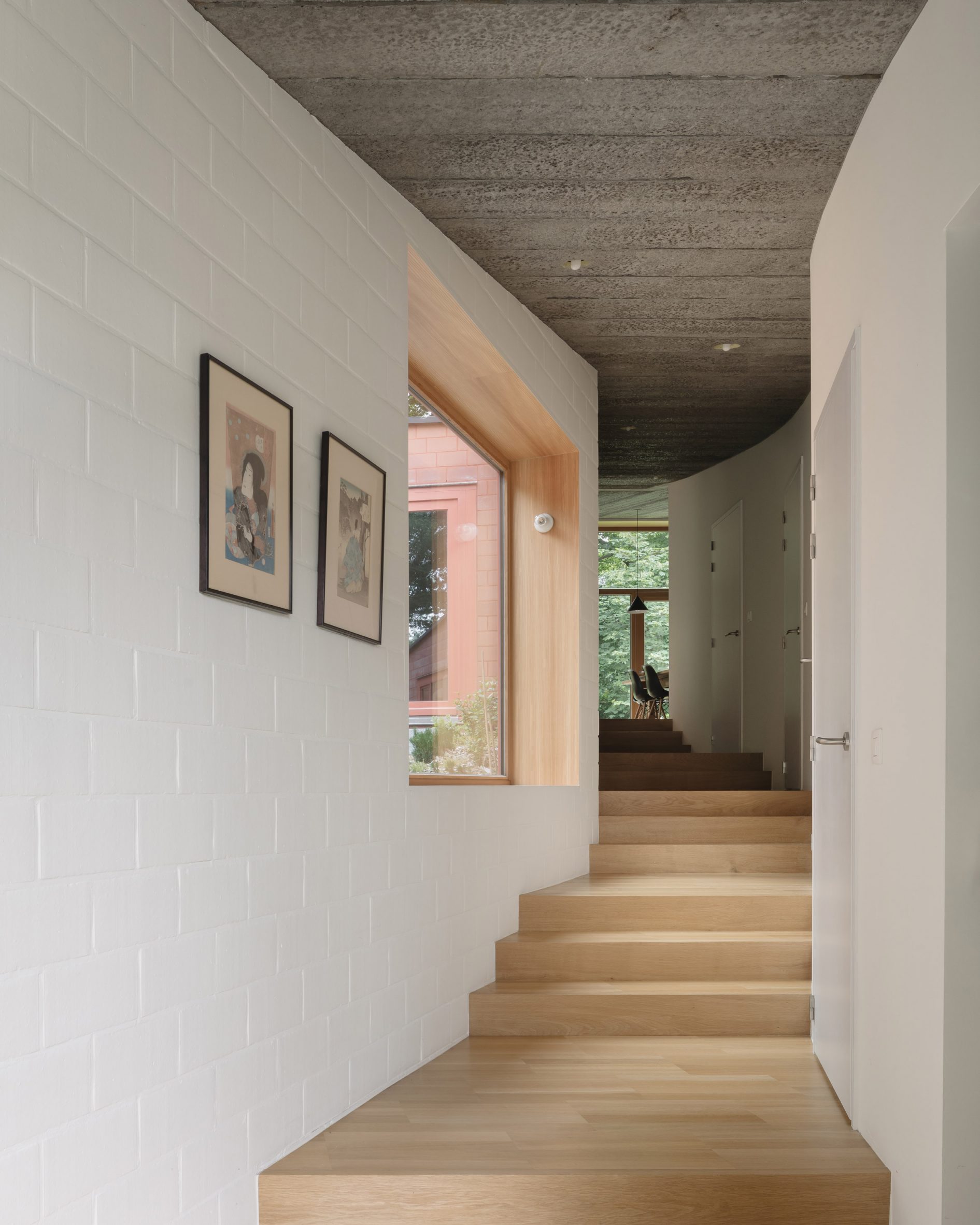 Footbridge in the house by Bovenbouw Architectuur