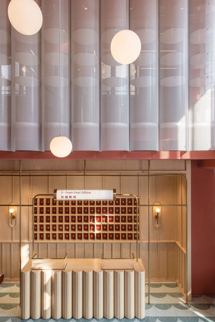 دفتر پست Bund طراحی شده توسط Yatofu دارای فضاهای داخلی قرمز ، سفید و سبز است
