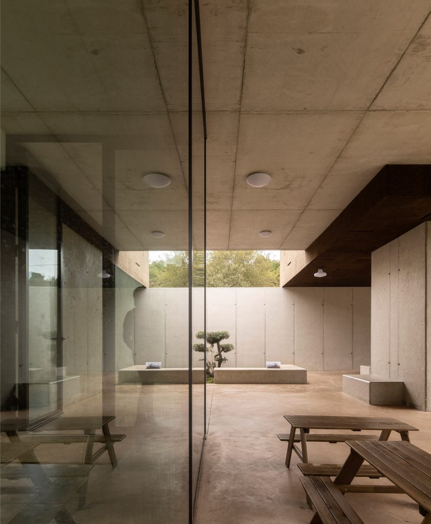 Courtyard of school by Contaminar Arquitetos with concrete facade and glass walls