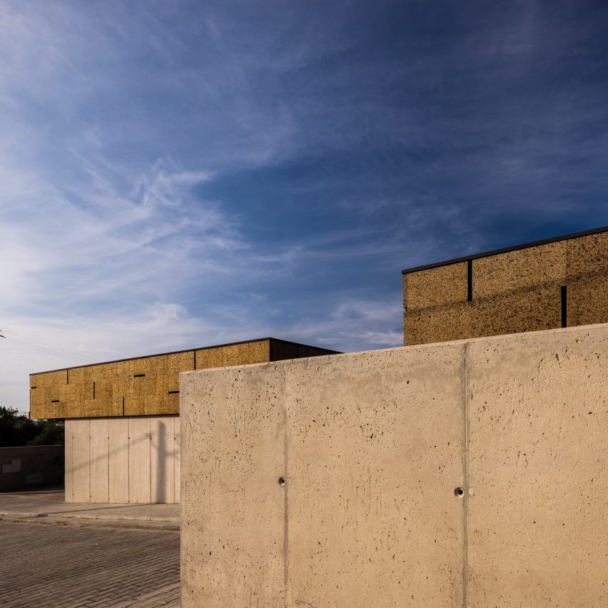 Concrete and cork panels on school by Contaminar Arquitetos