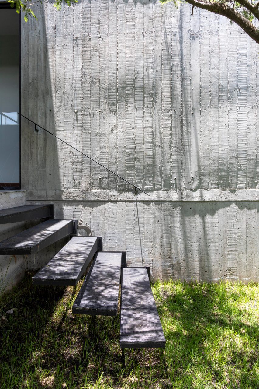 Bernardo Bustamante menggabungkan kayu putih dan beton di rumah Quito | Harga Kusen Aluminium