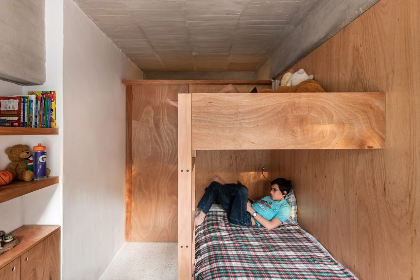 تخت دو طبقه چوبی 