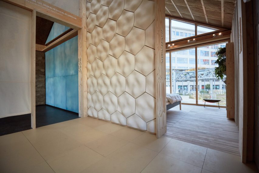 Dinding miselium di rumah biomaterial oleh Biobased Creations