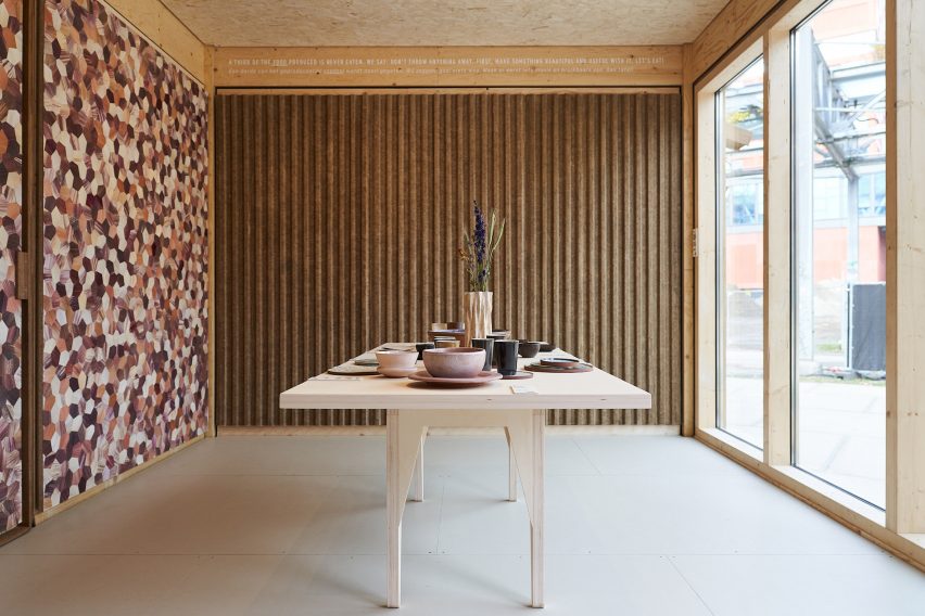 Dining table in biomaterials house by Biobased Creations
