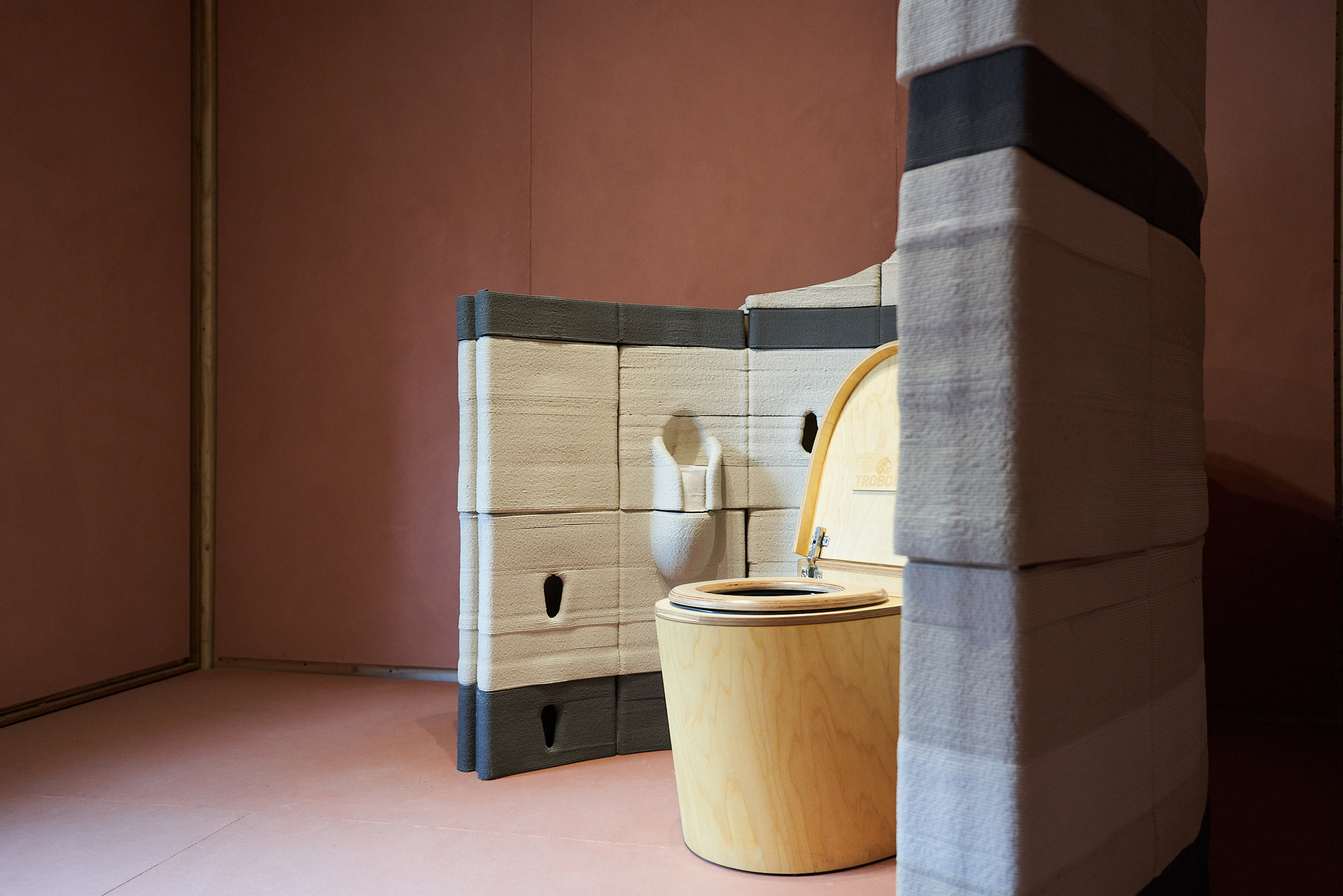 Toilet in biomaterials house by Biobased Creations