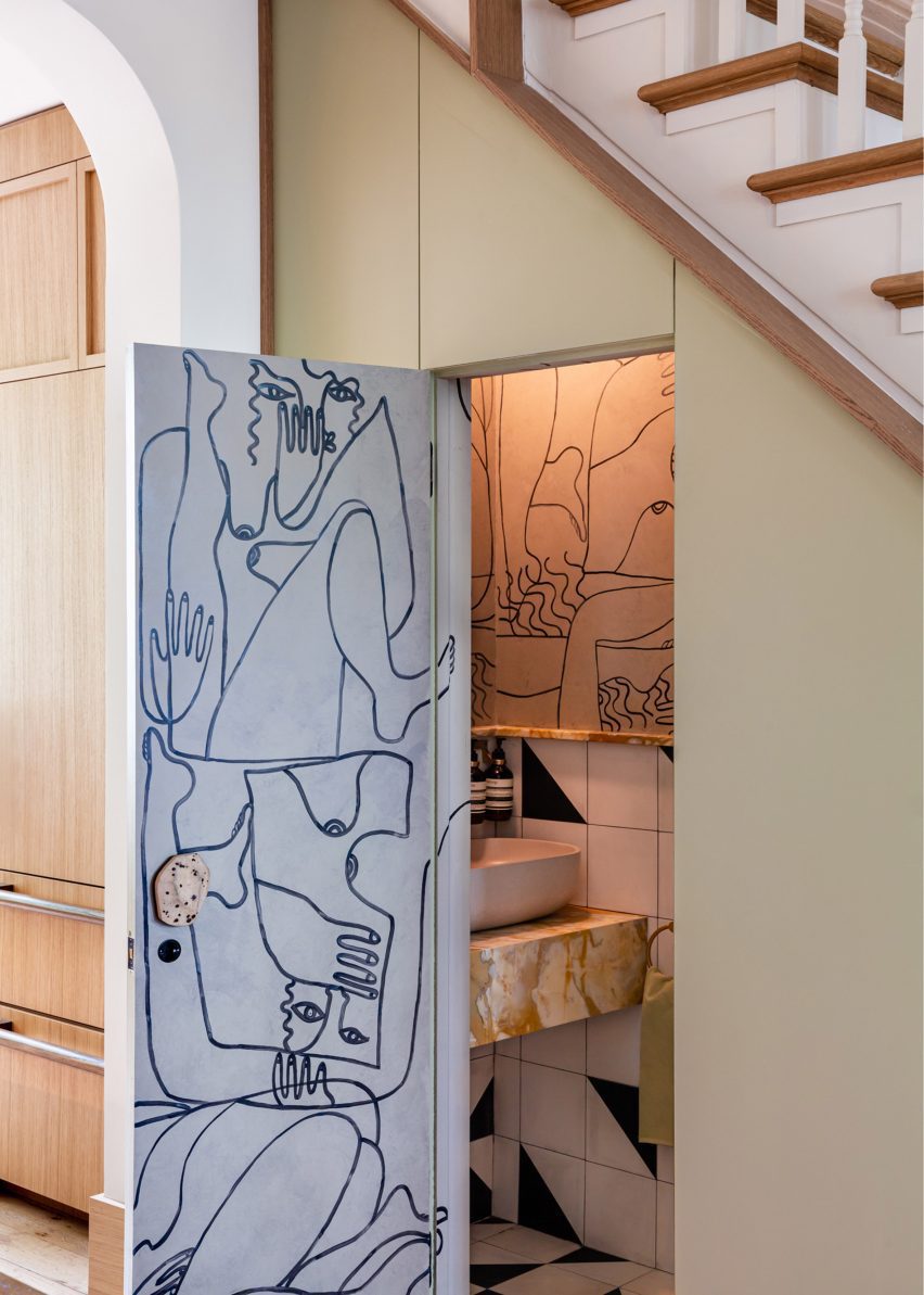 اتاق پودری با نقاشی دیواری الهام گرفته از پیکاسو