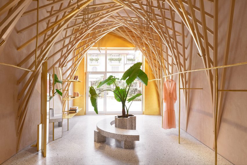 ساختار سقفی چوبی به سبک بدنه در فضای داخلی فروشگاه Forte Forte