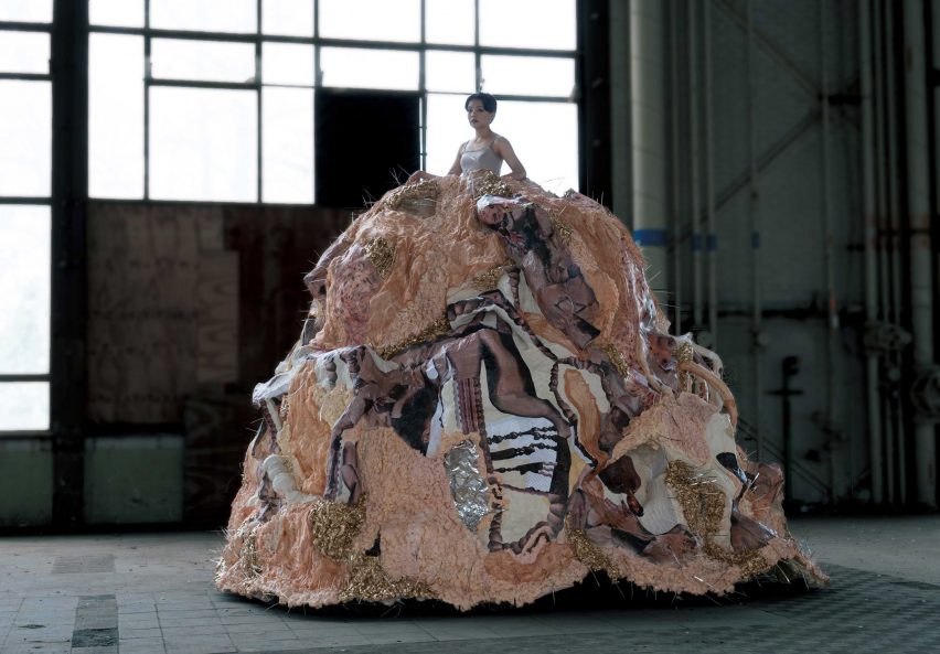 To-be-looked-at-ness adalah gaun raksasa yang dibuat oleh lulusan Akademi Desain Eindhoven Hsin Min Chan