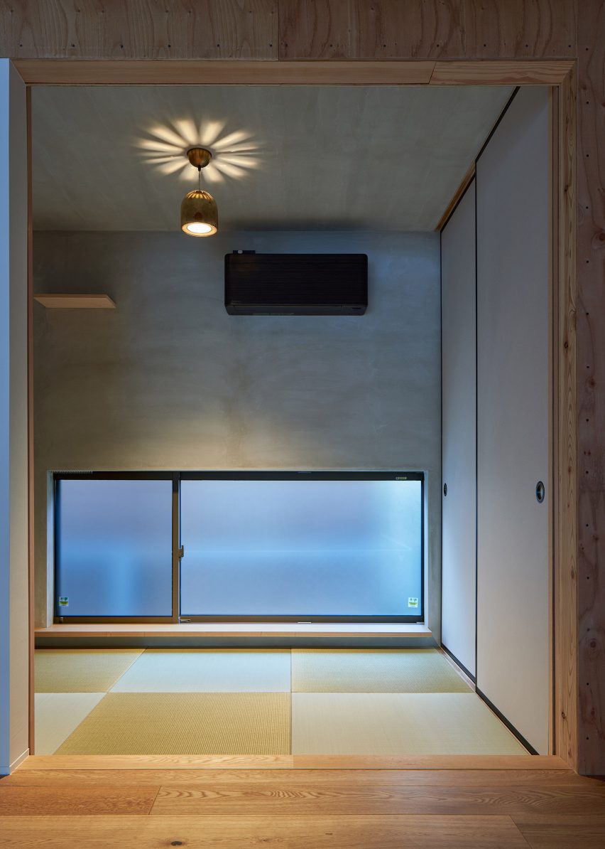 Kamar bergaya tradisional Jepang dengan lantai tatami