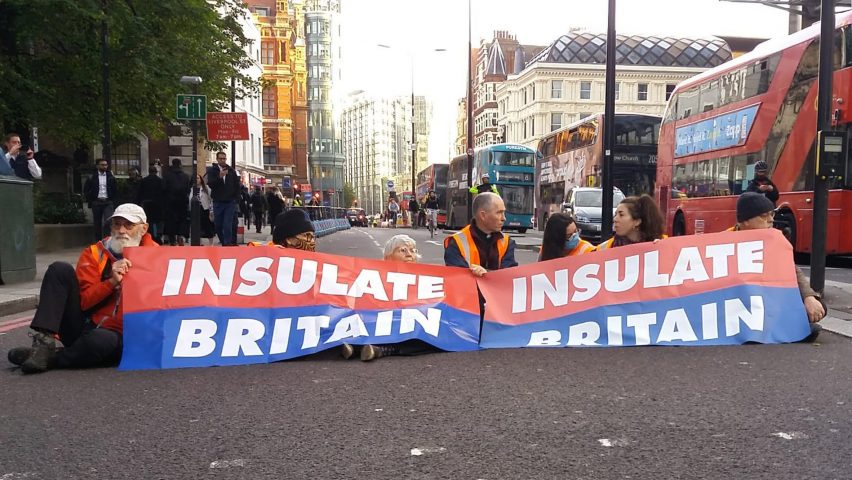 Isolasi pengunjuk rasa Inggris