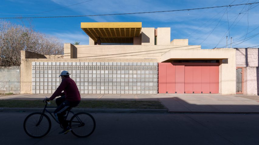 Maricel House in central Argentina by Edgardo Marveggio