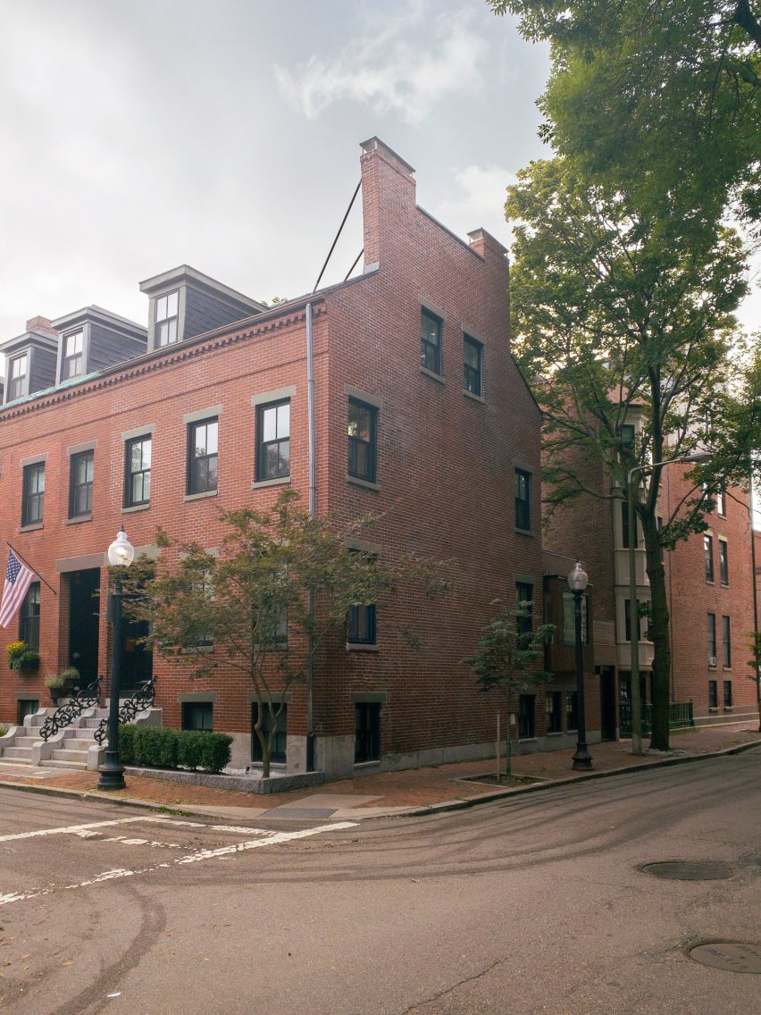 خانه بوستون در گوشه خیابان واقع شده است