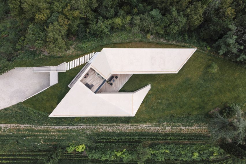 Aerial top view of the villa by Peter Pichler Architecture