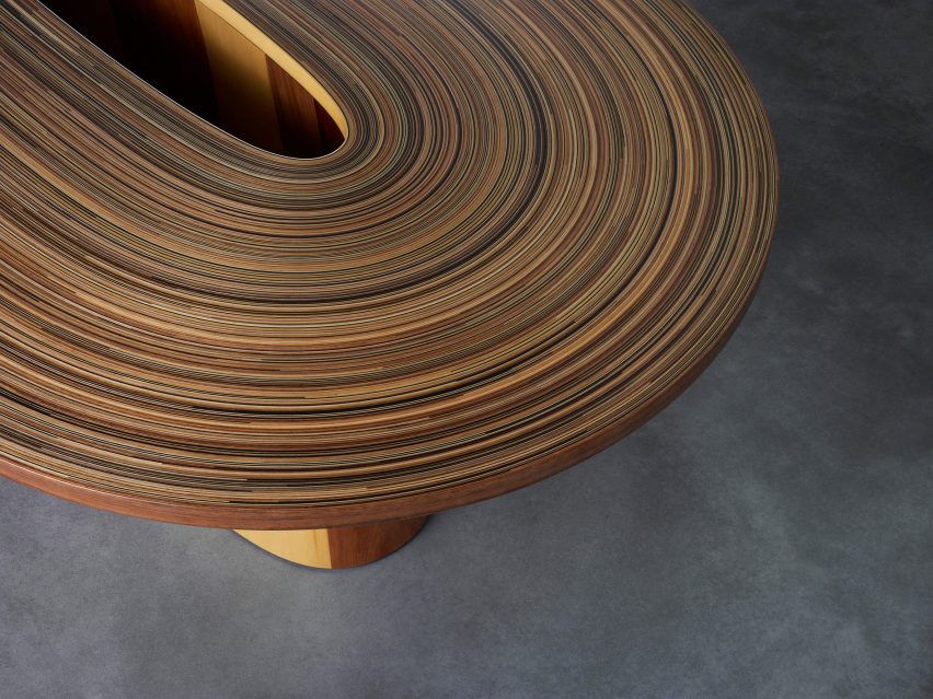 ReCoil adalah meja oval yang terbuat dari kayu