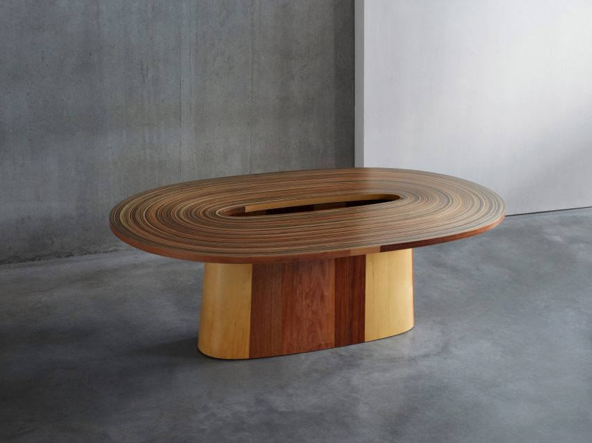 Sebuah meja kayu di lantai abu-abu