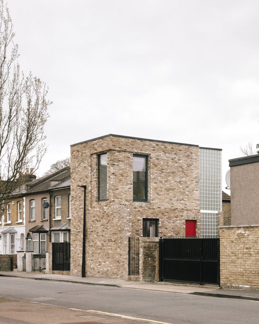 Rumah bata modern yang dirancang oleh Remi Connolly-Taylor