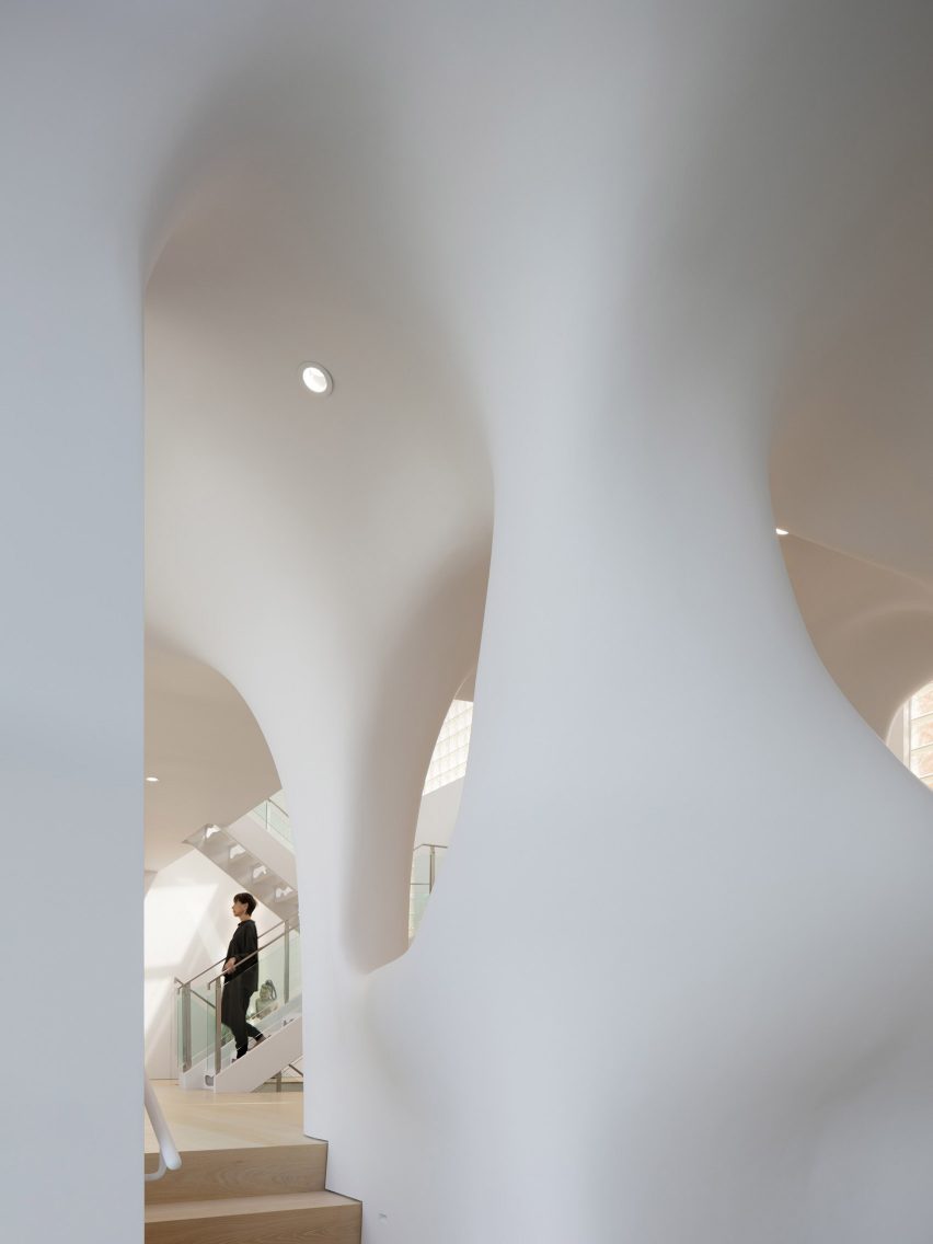Interior hunian oleh OPA dengan dinding putih menonjol yang dirancang menyerupai awan