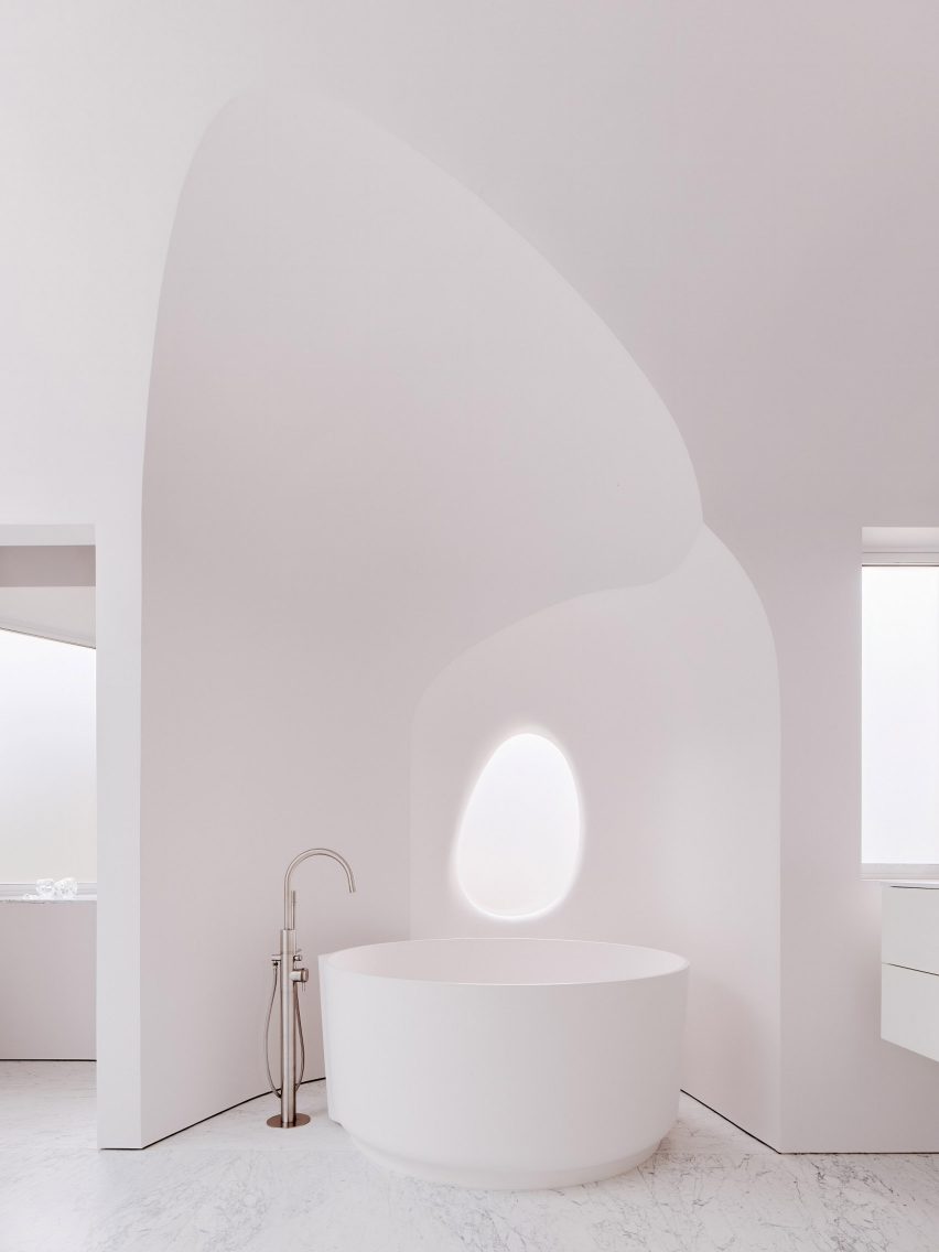 وان سفید ایستاده در گوشه حمام طراحی شده توسط OPA