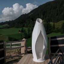 这款名为“王座”的便携式厕所由Nagami和To.org设计，位于瑞士阿尔卑斯山的一个建筑工地