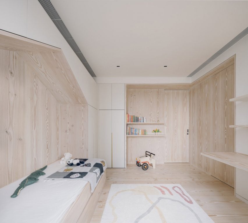 Kamar anak-anak apartemen Urban Cottage oleh Lukstudio