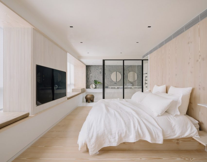Master bedroom of Urban Cottage apartment by Lukstudio