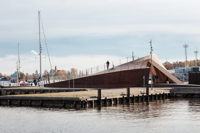 Bentuk miring dari paviliun Pelabuhan Selatan Verstas Architect seperti yang terlihat dari air