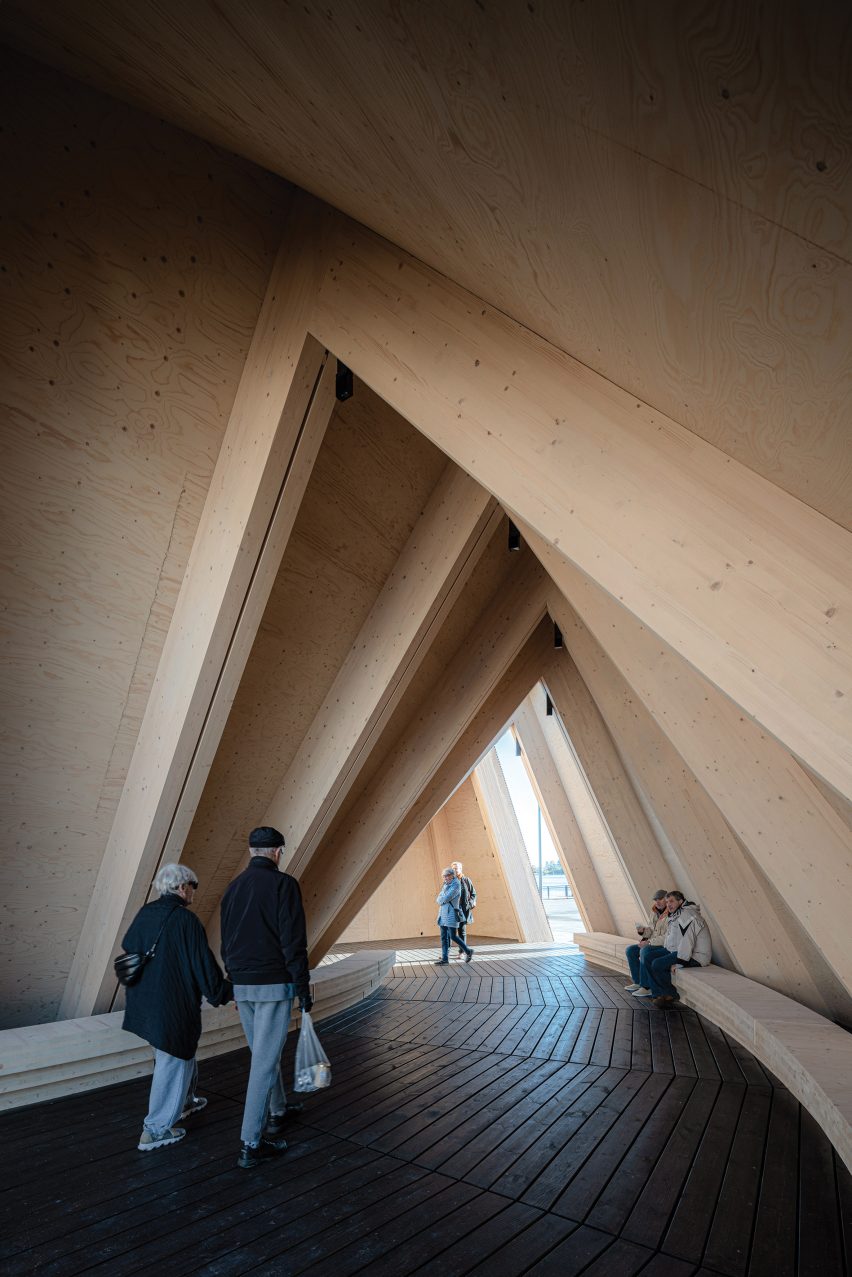 Koridor yang dibentuk oleh bingkai kayu segitiga di dalam Paviliun Helsinki Biennale
