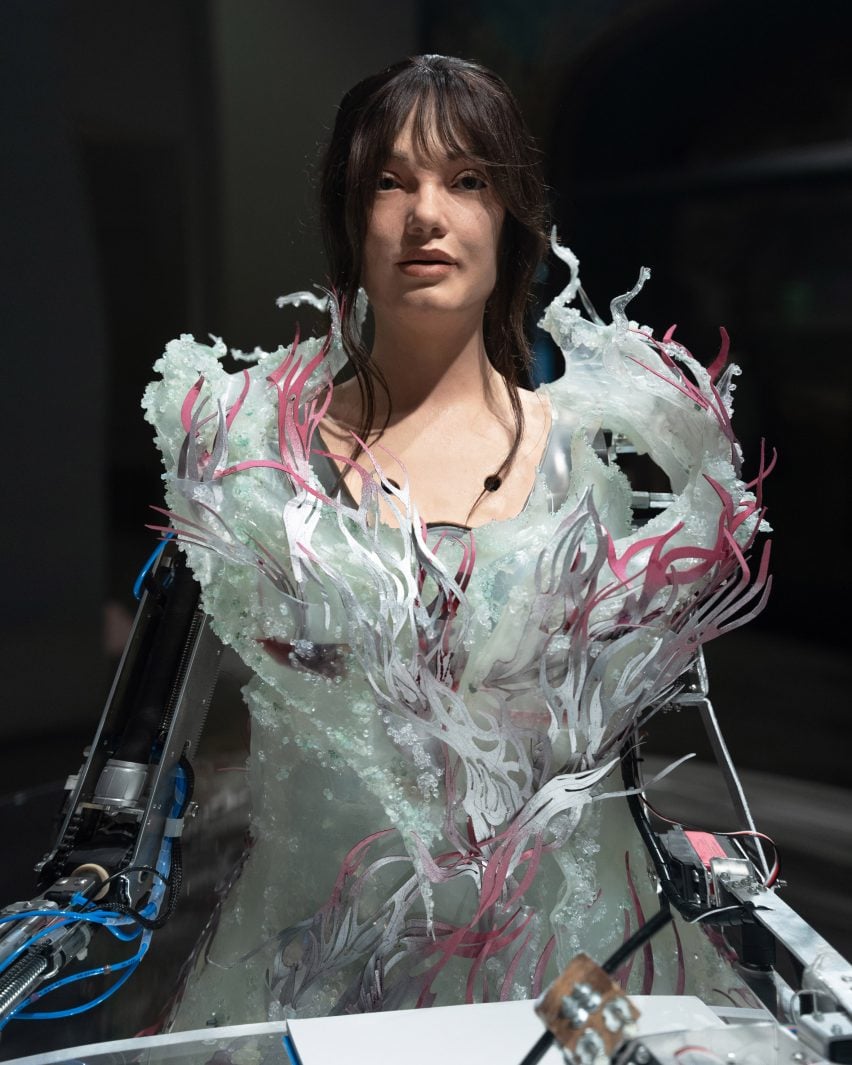 Robot Ai-Da mengenakan gaun dengan sulur seperti rumput laut