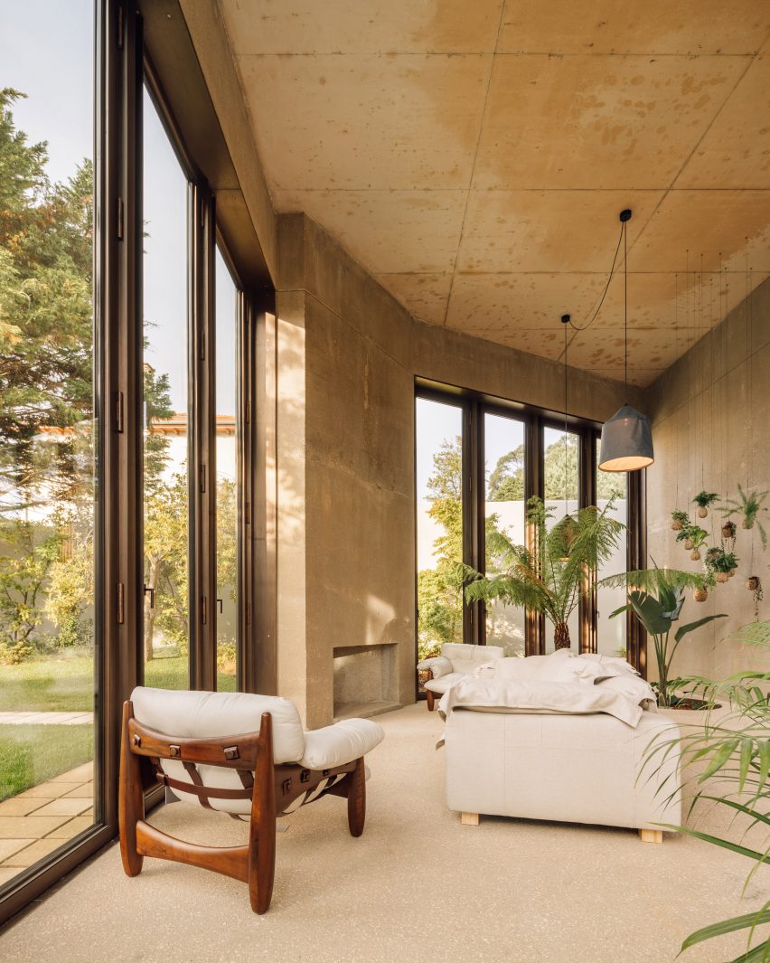 Ruang tamu Casa 2 Porto oleh Bak Gordon Arquitectos dengan dinding beton dan perabotan lembut berwarna krem