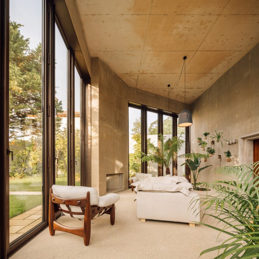 Living room of Casa 2 Porto by Bak Gordon Arquitectos with concrete walls and beige soft furnishings
