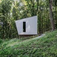 Béres Architects hides cabin on stilts in a Hungarian forest