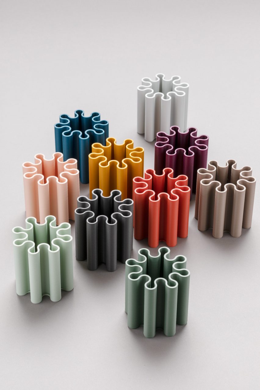 Undulating pen holders made from bioplastic