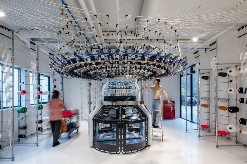 3D knitting machines in Window of Textile Opportunity showroom by Byborre