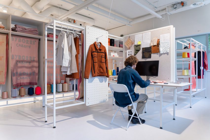 Borre Akkersdijk di showroom Peluang Tekstil oleh Byborre