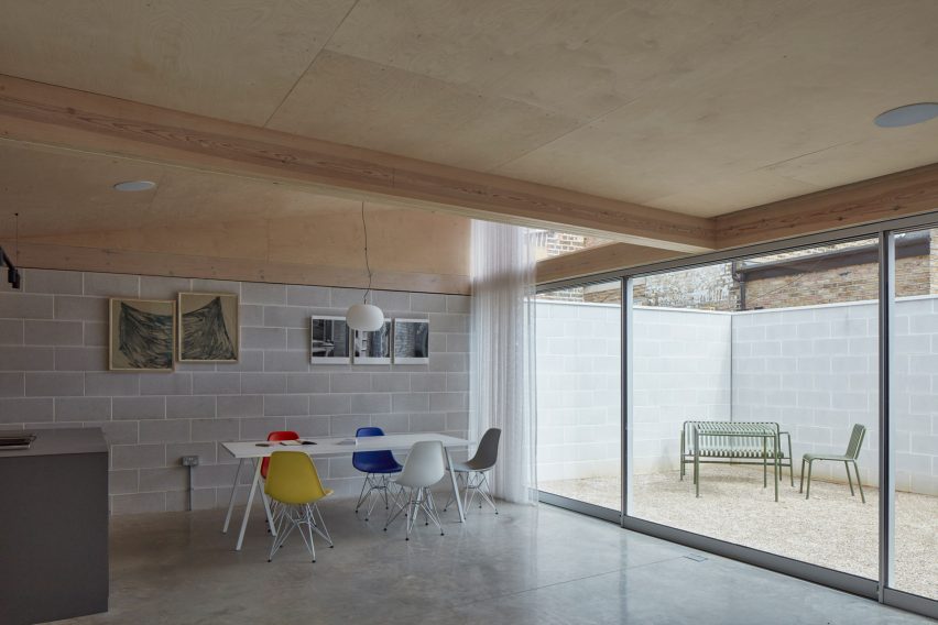 آشپزخانه با دیوارهای بلوک و سقف چوبی 