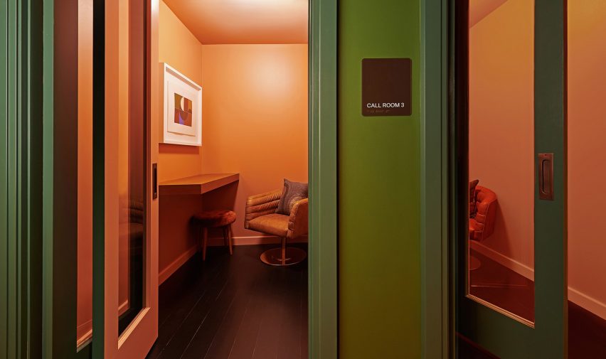 غرفه تماس نارنگی رنگ در باشگاه اعضا توسط AvroKO 