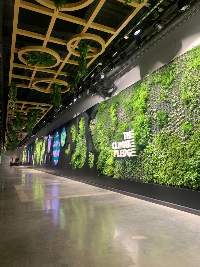 Tampilan interior koridor di Climate Pledge Arena